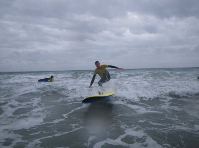  Le mostraremos cómo pararse con éxito y subir las olas 